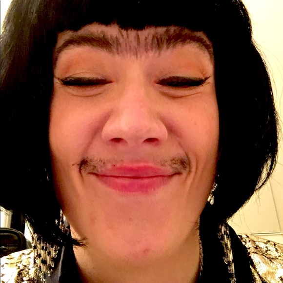 Meet your Posher, Daniella - Picture 1 of 8